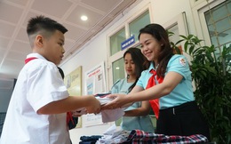 Học sinh nghèo ấm lòng với "Siêu thị đồng phục 0 đồng" ở Hà Nội