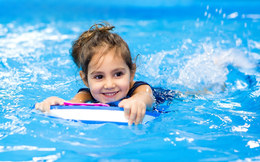 Quy trình 8 bước cơ bản giúp bố mẹ dạy con biết bơi dễ dàng