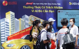 Sinh viên Đại học Tôn Đức Thắng cùng nhau cam kết "Thưởng thức có trách nhiệm vì ai đó cần bạn"