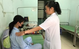 Mẹ sau sinh tự rạch bụng bất lực vì con quấy khóc đêm