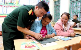 Chồng chăm con để phụ nữ Dào San rủ nhau tới lớp