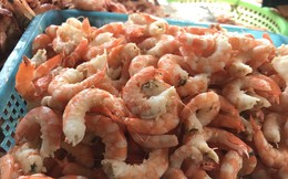 Nghề bóc vỏ tôm, cứ tay nhanh là tiền nhiều