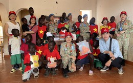 Bệnh viện dã chiến 2.4 tặng nhiều phần quà cho trẻ em khó khăn ở Nam Sudan