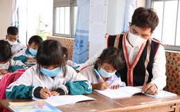 Trao 266 thẻ BHYT cho học sinh dân tộc thiểu số có hoàn cảnh đặc biệt khó khăn