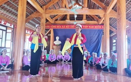 Rộn ràng "Tổ phụ nữ cao tuổi" ở Hòa Bình