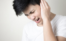 Chàng trai bị điếc đột ngột vì 2 thói quen xấu thường thấy ở người trẻ