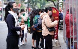 Đến trưa ngày vía Thần Tài, nhiều người vẫn "chen chân" trên phố vàng Trần Nhân Tông