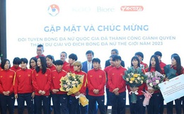 Đội tuyển bóng đá nữ Việt Nam nhận ôtô, xe máy và khoảng 25 tỷ đồng tiền mặt trước khi về nhà