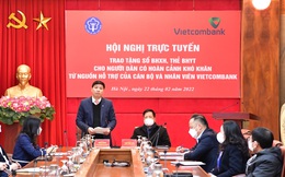 Vietcombank và BHXH Việt Nam trao tặng sổ BHXH, thẻ BHYT cho người dân có hoàn cảnh khó khăn 