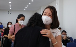 Buổi trao quà mà ai cũng rưng rưng nước mắt