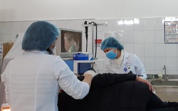 Giẫm phải đinh, vết thương đã lành nhưng vẫn bị uốn ván