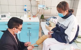 Hạnh phúc của bé gái dân tộc Lào khi được tặng chiếc chân giả