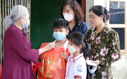 Thăm và tặng quà, nhận làm “Mẹ đỡ đầu” cho trẻ mồ côi ở Hà Nội 