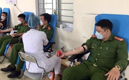 11 chiến sĩ công an hiến máu cứu bệnh nhân hậu Covid-19