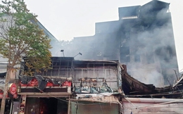 Hà Nội: Cháy lúc rạng sáng, nhiều ngôi nhà trên phố Nguyễn Hoàng bị thiêu rụi