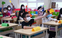 Hà Nội: Học sinh lớp 1 háo hức vì được tặng quà trong ngày đầu trở lại trường