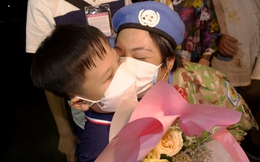Nữ chiến sĩ mũ nồi xanh ôm chặt con ngày trở về: "Ôi, con mau lớn quá!"