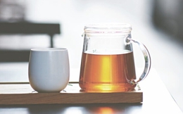 Uống trà hay nước lọc hàng ngày sẽ tốt cho sức khỏe hơn?