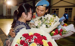 Chiến sĩ mũ nồi xanh vỡ òa xúc động trong vòng tay vợ con ngày trở về