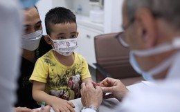 "Phù thủy phẫu thuật bàn tay" điều trị cho nhiều trẻ Việt Nam mắc dị tật hiếm gặp