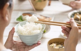 Một thay đổi nhỏ khi ăn cơm giúp bảo vệ dạ dày, tránh bệnh tiêu hóa