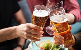 Dấu hiệu sức khỏe cảnh báo bạn đang uống quá nhiều bia