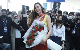 Hoa hậu Hoàn vũ 2018 Catriona Gray rạng rỡ, liên tục nói "Xin chào" khi đến Việt Nam