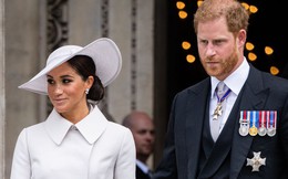 Vợ chồng Meghan Markle rơi vào cảnh bế tắc vì hành vi không đúng với hoàng gia