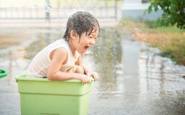 Lý do khiến trẻ thích nghịch nước, cha mẹ đừng quá lo lắng mà cấm cản con