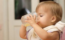 Ngày nào cũng cho bé uống 3 ly nước trái cây, tưởng bổ dưỡng nào ngờ đang hại con 