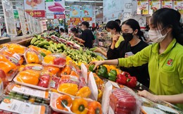 Rau, thịt tăng giá chóng mặt, chị em rủ nhau gom thực phẩm từ quê lên phố 