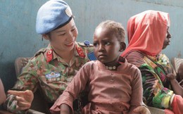 Những hình ảnh thân tình, ấm áp của Đội công binh Việt Nam với phụ nữ, trẻ em ở Abyei