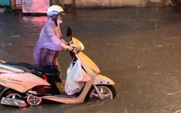 Hà Nội: Sau trận mưa lớn nhiều tuyến phố bị ngập, người dân khó khăn di chuyển về nhà