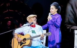 Nhạc sĩ Trần Tiến đệm guitar, hát cùng danh ca Khánh Ly