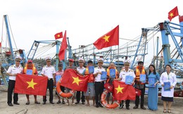 Hải quân Việt Nam làm điểm tựa hỗ trợ ngư dân vươn khơi bám biển 