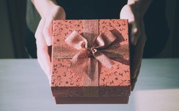 Cầm món quà sinh nhật của mẹ chồng cũ tặng, tôi ôm mặt khóc