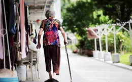 Singapore: Người cao tuổi nhọc nhằn trong "bão giá"