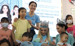 Đương kim Miss World và Hoa hậu Mai Phương tặng quà cho 300 bệnh nhi tại TPHCM