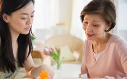 Nhờ mẹ chồng trông cháu, bà từ chối nhưng cho luôn 50 triệu thuê người