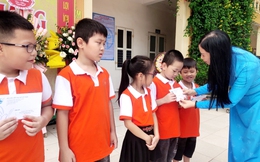 Hội LHPN Việt Nam trao 10 suất quà cho học sinh có hoàn cảnh khó khăn ở huyện Thường Tín, Hà Nội