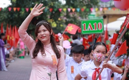 Phụ huynh, học sinh phấn khởi bước vào năm học mới với lễ khai giảng trực tiếp
