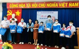 Đồng Nai: 20 học sinh mồ côi có hoàn cảnh khó khăn nhận quà từ Chương trình "Mẹ đỡ đầu" và Đồng hành cùng con tới trường 