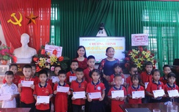 Tặng quà cho học sinh nghèo vượt khó nhân dịp khai giảng năm học mới