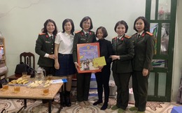 Ban phụ nữ công an thăm, tặng quà Tết cho con đỡ đầu và cán bộ, hội viên khó khăn