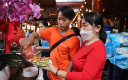 Bữa tiệc Tết ấm áp của những nữ công nhân xa quê