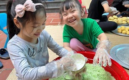 Cùng con gói bánh chưng ngày Tết - Hoạt động gắn kết gia đình Việt