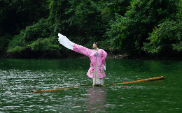 Cô gái sở hữu tuyệt kỹ "lướt trên mặt nước" như bước ra từ phim võ hiệp
