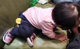 Bé 3 tuổi giẫm chân lên ghế, mẹ nói một câu khiến ai cũng ngán ngẩm