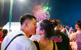 Cặp đôi trao nhau nụ hôn ngọt ngào trong khoảnh khắc giao thừa Tết Quý Mão