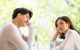 Mùng Một, bố tôi uể oải ngồi tiếp khách vì con rể tương lai quá vô tư